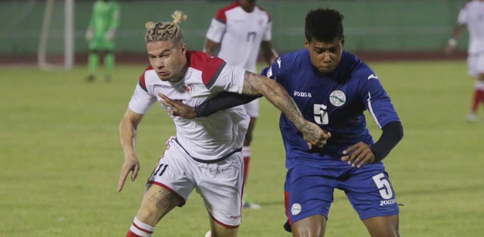 Un jugador del equipo dominicano y otro de Cuba se disputan el balón durante el partido de este lunes.