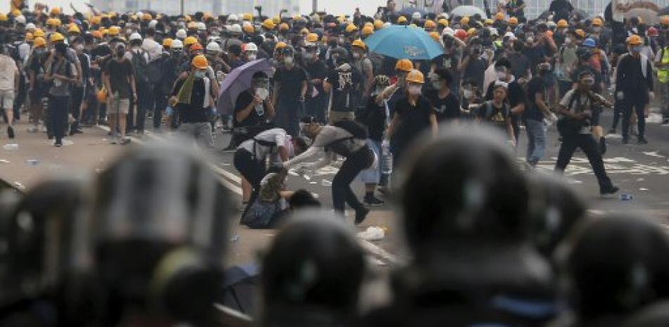 Imágenes de las protestas en Hong Kong donde resultaron heridas 22 personas entre policías y manifestantes. Foto AP.