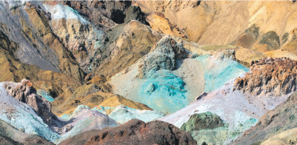 La Paleta del Pintor, en el Valle de la Muerte, con distintas tonalidades debido a los diversos depósitos minerales.