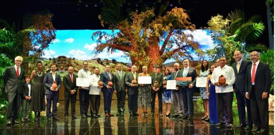Las instituciones galardonadas durante la ceremonia de entrega. El premio anual es otorgado por el Centro de Innovación Atabey.