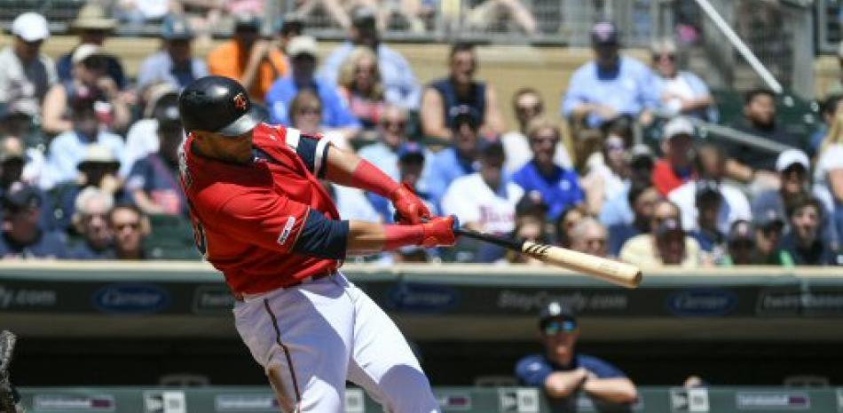 Nelson Cruz expande sus brazos con los que produjo su bambinazo 12 de la campaña