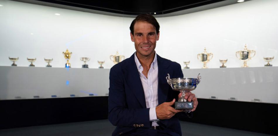Rafael Nadal al momento de depositar su trofeo en el Museo. AP/
