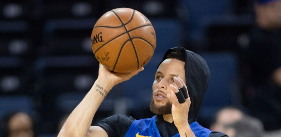 Stephen Curry, de los Golden State Warriors, se dispone a hacer un disparo en la
práctica del equipo en Oakland este miércoles. AP foto…