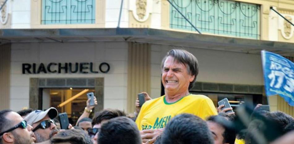 Jair Bolsonaro cuando era trasladado por sus seguidores el día que recibió la puñalada mientras estaba en campaña. Imagen de archivo.
