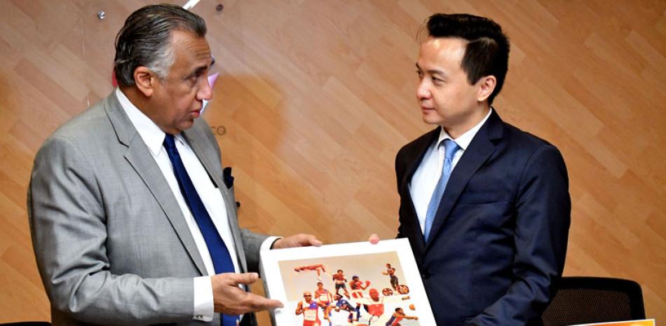 Luis Mejía, presidente del COD entrega un presente al embajador Zhan Run, durante el encuentro de este jueves.