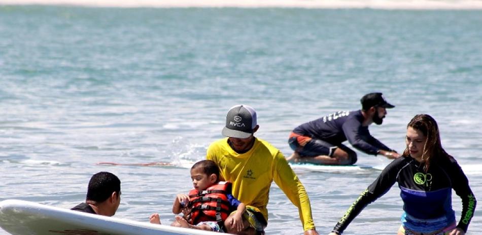 Acompañados de sus padres y de instructores, el mar recibía a los pequeños de entre 3 y 9 años. EFE/ Carlos Lemos