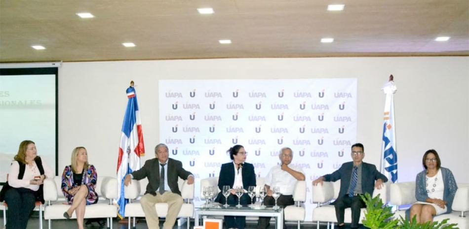 Panelistas nacionales e internacionales durante seminario en UAPA. CORTESÍA