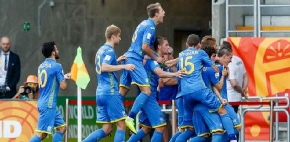 Jugadores del equipo de Ucrania festejan la victoria que le dio el título mundial Sub-20.