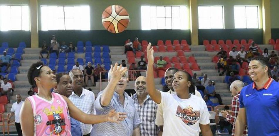 Fernando Hasbún realiza el saque de honor en la ceremonia de apertura del torneo de baloncesto de la Liga Nacional Femenina.