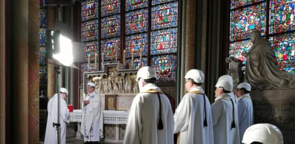 Sacerdotes usan casco para cubrirse ante cualquier eventualidad. Foto AP.