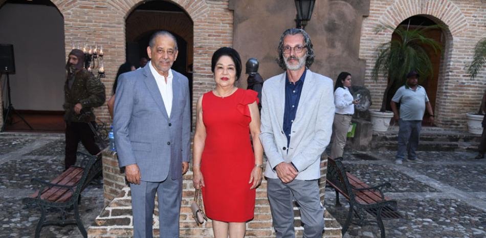 Huchi Lora, Ana Yee de Cury y José Pintor en el anuncio del documental “Santo Domingo. ROBERT JÁQUEZ / LISTÍN DIARIO