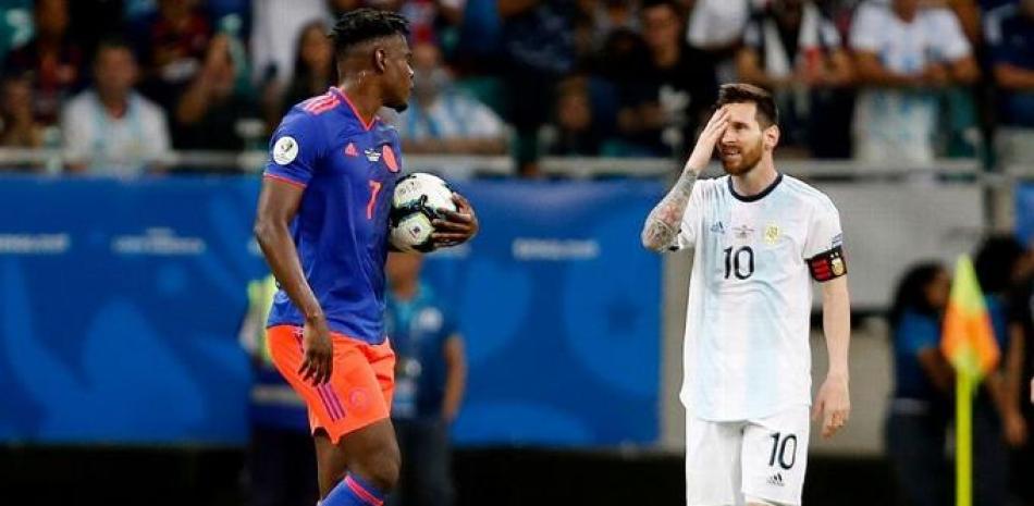 Colombia tuvo que consolar a Messi luego de derrotar 2-0 a Argentina este sábado.