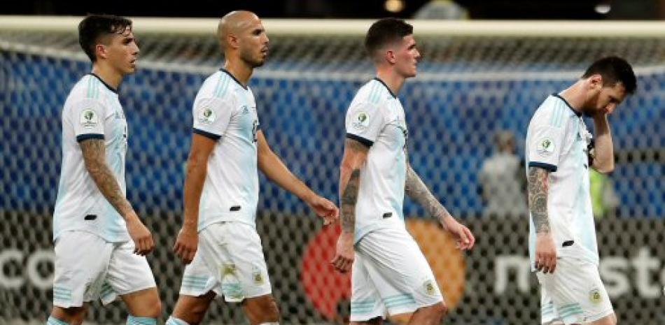 Lionel Messi junto a varios compañeros abandonan la cancha tras un revés