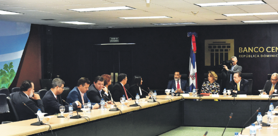 Al fondo, el gobernador Valdez Albizu, técnicos del BCRD y directivos de la Acoprovi. ARCHIVO/LD.