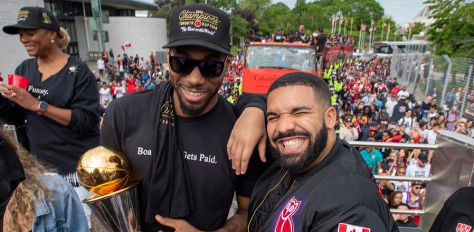 Kawhi Leonard junto al rapero y productor Drake. AP