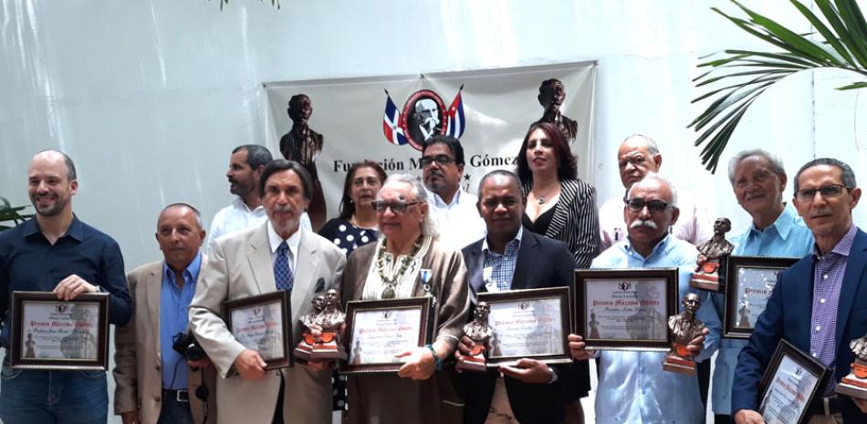 Los directivos de la Fundación Máximo Gómez junto a los galardonados. JOSÉ DICÉN