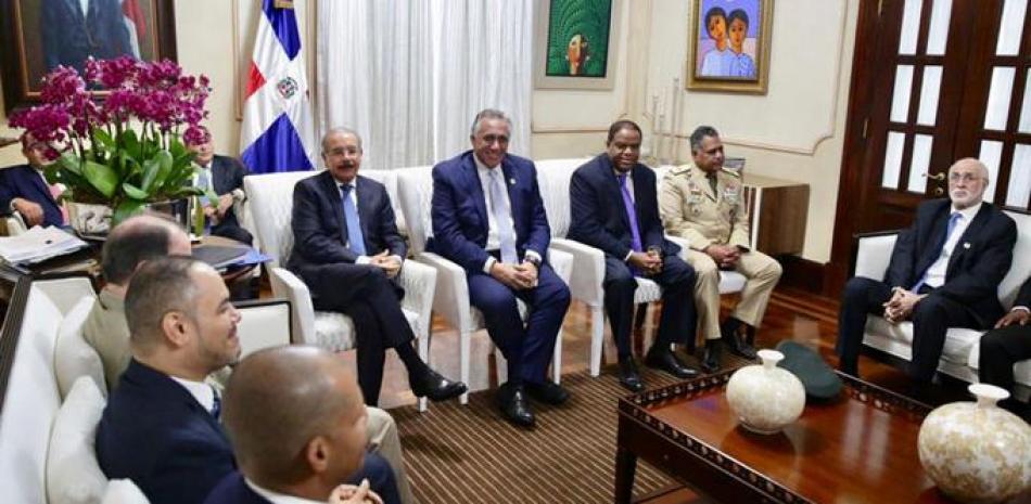 El presidente Danilo Medina junto a Luis Mejía, el teniente general Rubén Paulino Sem, Danilo Díaz, Felipe Vicini y José Joaquín Puello, así como el resto de los miembros del Comité Ejecutivo del Comité Olímpico Dominicano.