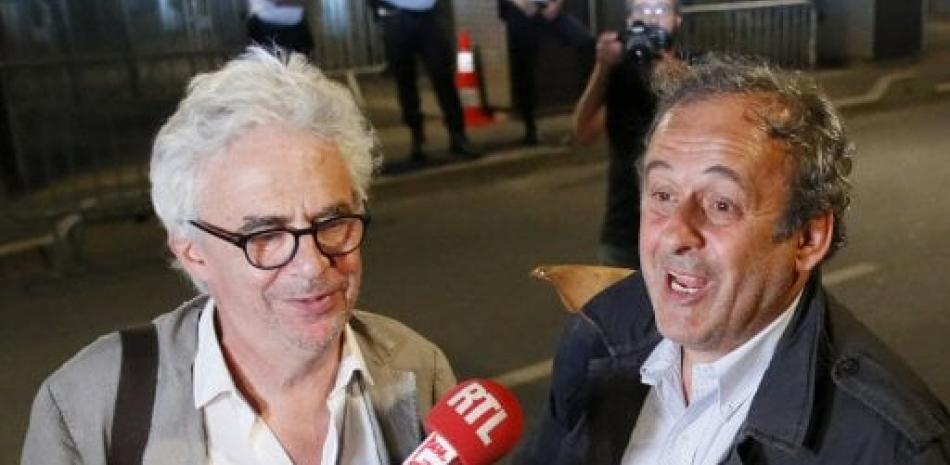 Michel Platini junto a su abogado Wiliam Bourdon tras la salida del interrogatorio.
