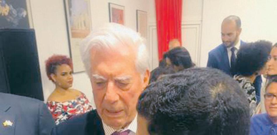 Mario Vargas Llosa y Jesús Paniagua EFE / AFP