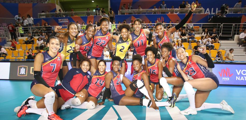 El equipo dominicano celebra a su estilo el triunfo ante Japón y su despedida de la Liga Naciones 2019.