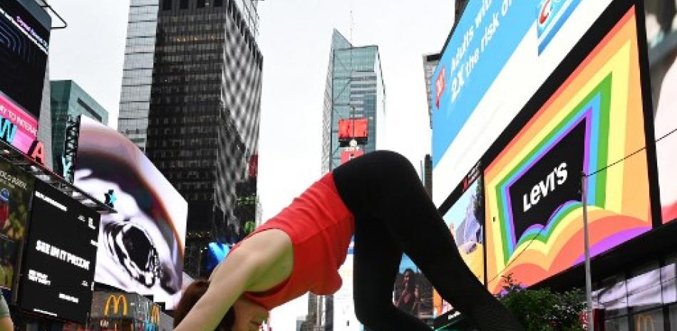 AFP, Yoga en Time Square