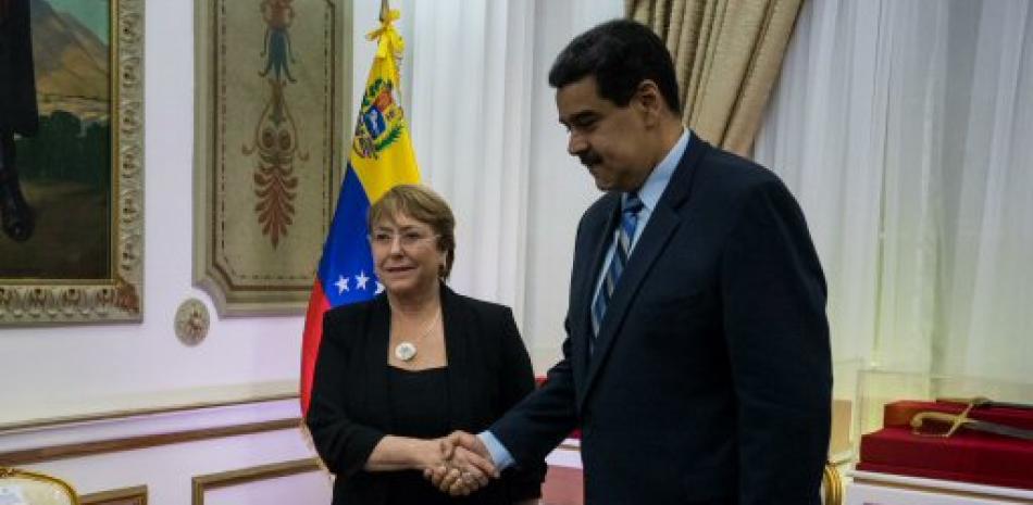 Michelle Bachelet junto a Nicolás Maduro. Foto AP.