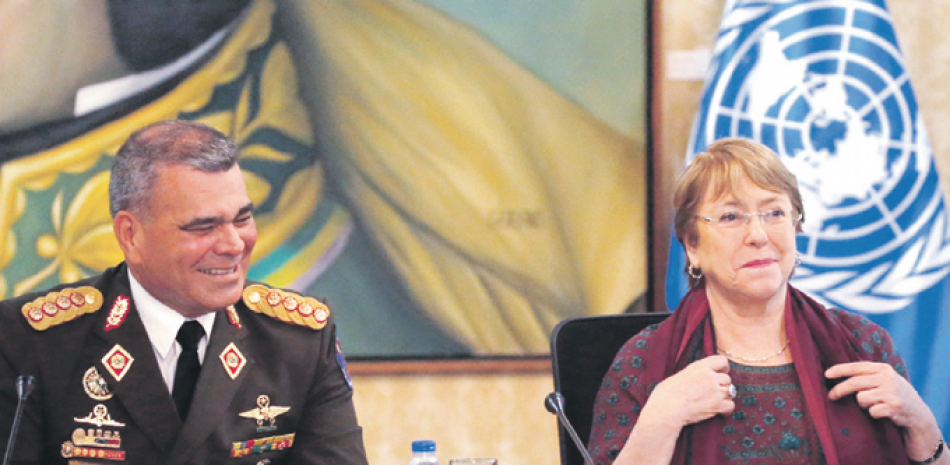El Ministro de Defensa de Venezuela, Vladimir Padrino López, junto a la Alta Comisionada, Michelle Bachelet. AP