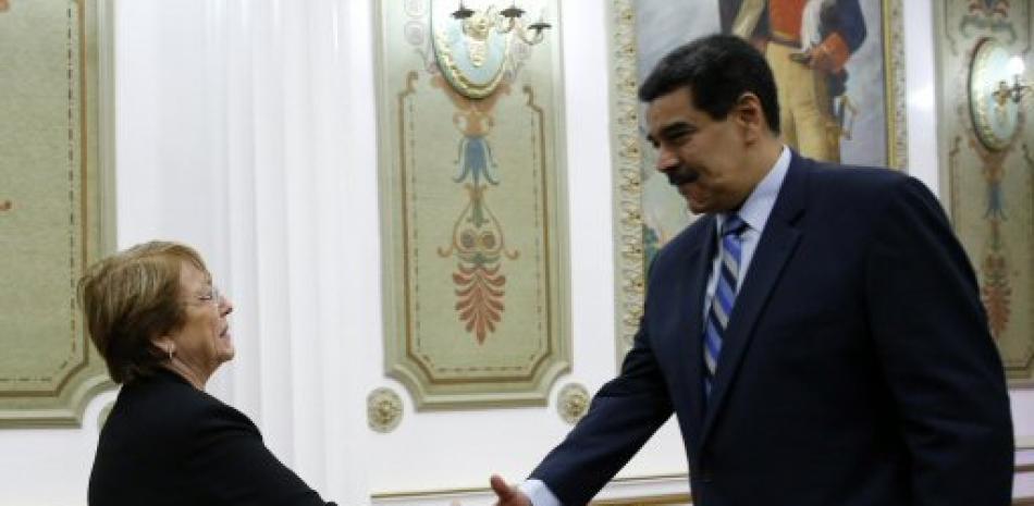 El presidente de Venezuela, Nicolás Maduro junto a la Alta Comisionada de Derechos Humanos de la ONU, Michelle Bachelet. Foto AP.