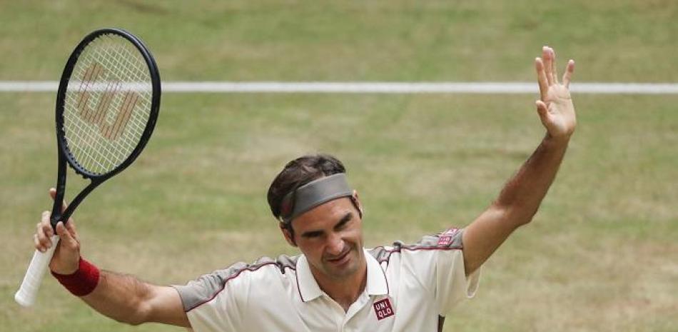 Roger Federer celebra su victoria sobre Pierre-Hugues Herbert en la semifnal del torneo de tenis de Halle, Alemania.