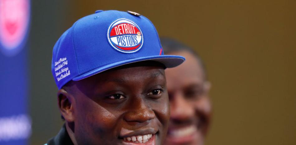 Sekou Doumbouya sonrie con la gorra de Detroit. /AP