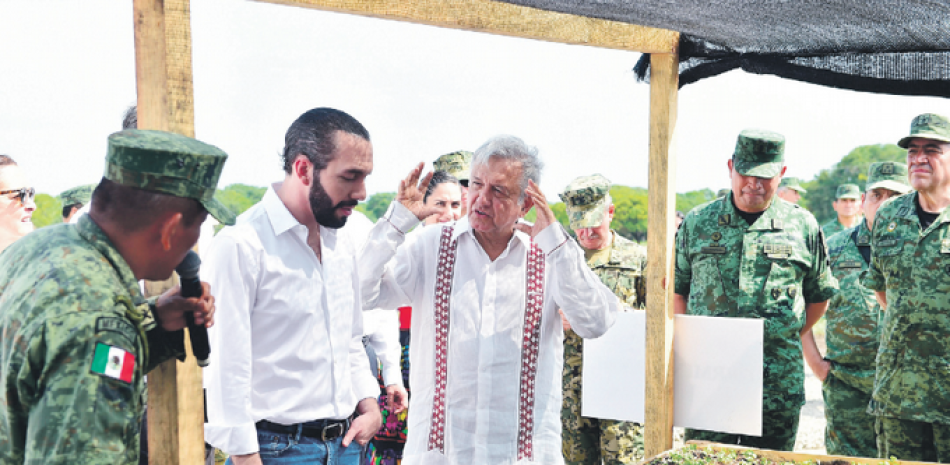 El presidente de México, Andrés Manuel López Obrador, derecha, y su homólogo de El Salvador, Nayib Bukele, hablan sobre el Plan de Desarrollo Integral para controlar las
migraciones. EFE