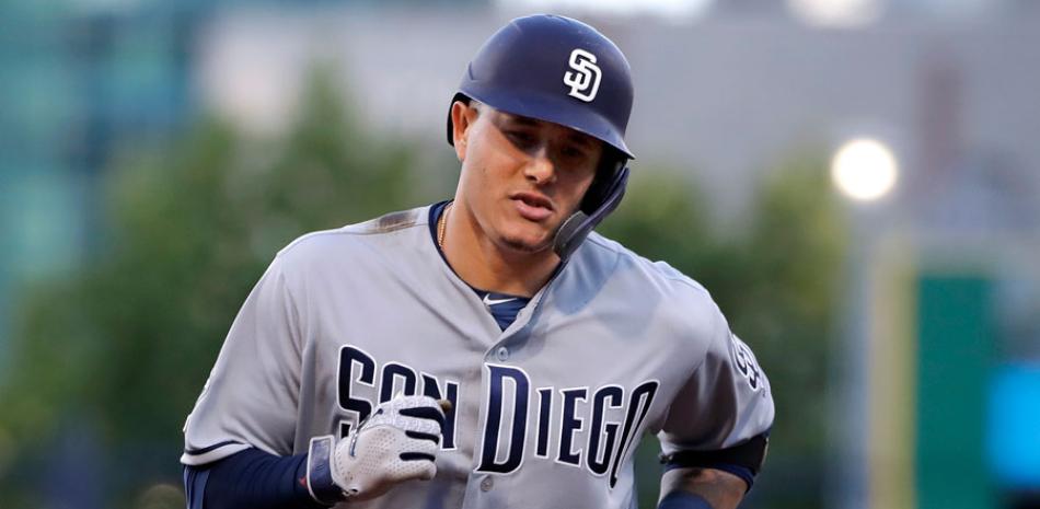 Manny Machado, de los Padres, recorre las bases tras su batazo. AP