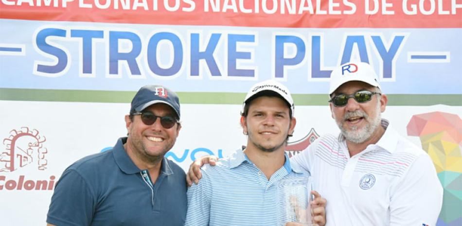 Juan Cayro Delgado junto a Enrique Valverde y Carlos Elmúdesi, secretario y presidente de Fedogolf. FE