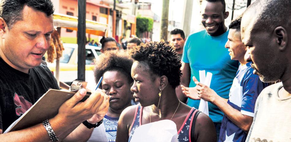 Migrantes de Haití hacen fila para recibir sus papeles y poder permanecer Tapachula, México, el jueves pasado.