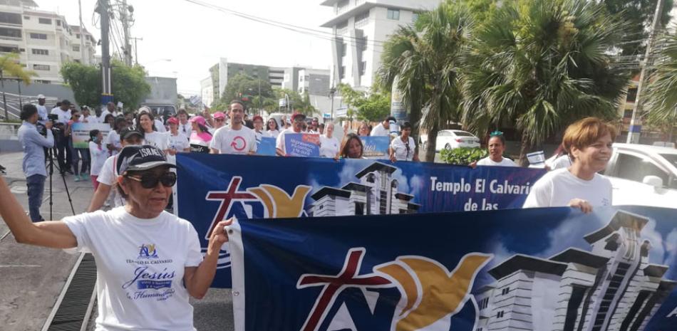 La marcha de evangélicos de la iglesia El Calvario.