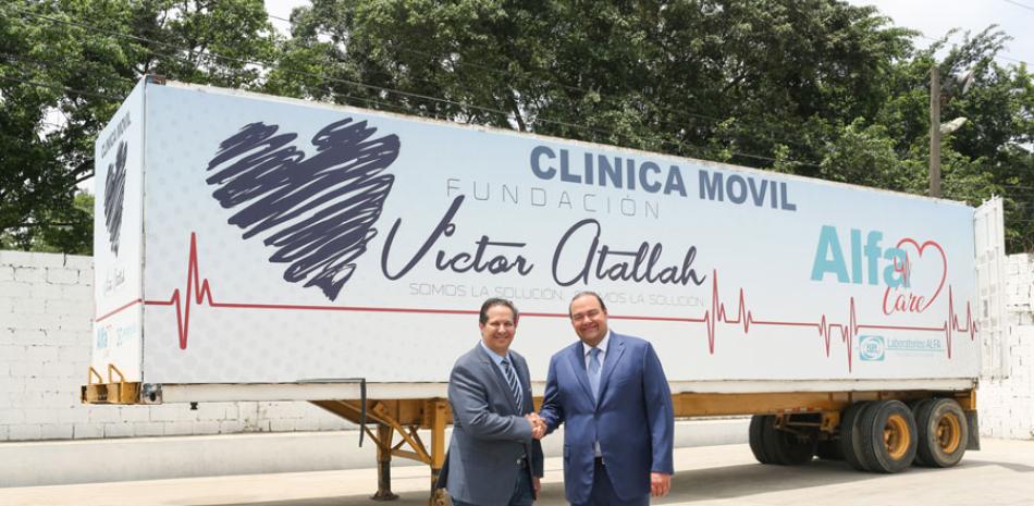 Víctor Atallah y Christian Farach durante la entrega de la clínica móvil.