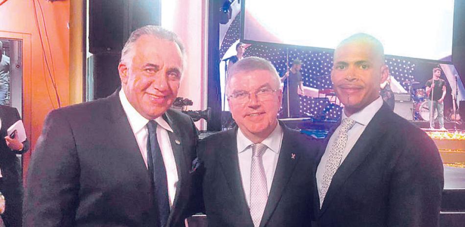 Thomas Bach, presidente del COI, junto a Luis Mejía Oviedo y Félix Sánchez. FE