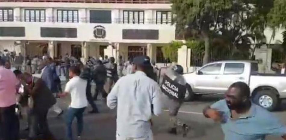 Congresistas y partidarios de Leonel Fernández fueron agredidos por los cuerpos antimotines.