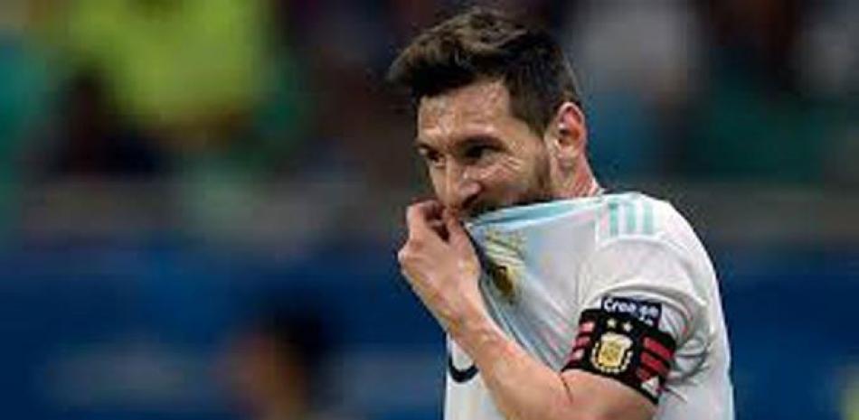 El delantero argentino Lionel Messi se queja de las malas condiciones del terreno.