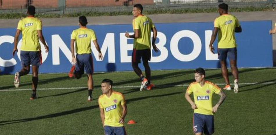 Jugadores de Colombia en pleno entrenamiento de cara a su próximo compromiso