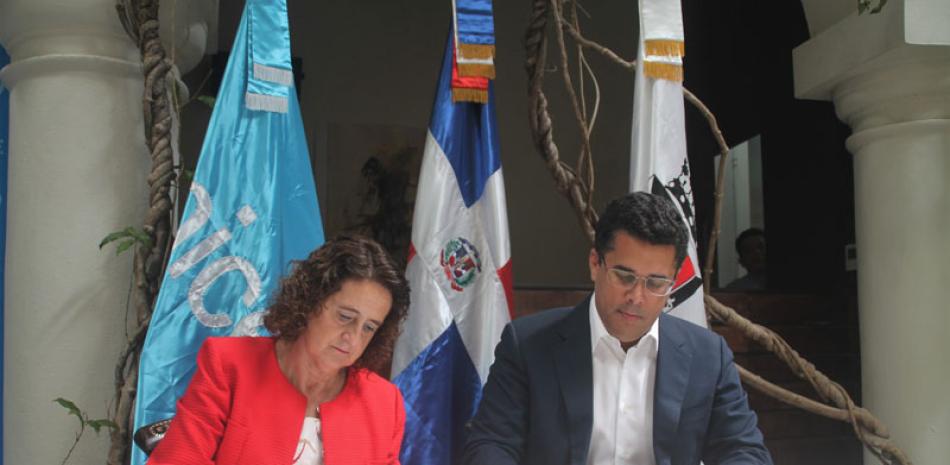 David Collado y Rosa Elcarte, durante firma del acuerdo.