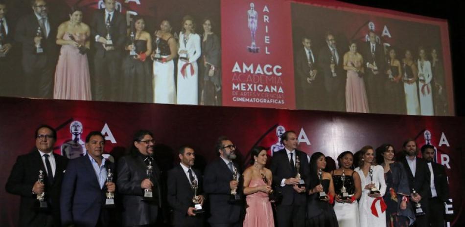 El elenco y equipo de "Roma" posa tras recibir el Premio Ariel a la mejor película, el lunes 24 de junio del 2019 en la Ciudad de México. (AP Foto/Ginnette Riquelme)