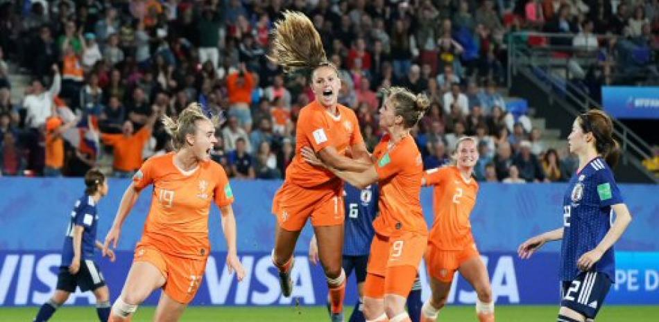 Jugadoras de Holanda festejan luego de marcar uno de los goles este martes