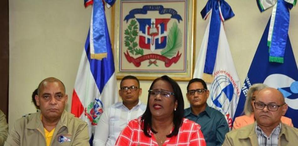 Xiomara Guante, presidenta del gremio de maestros, habla ante la prensa sobre la situación de los concursos.