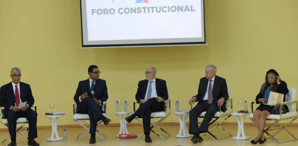 Freddy Ángel Castro, Namphi Rodríguez, Ángel Sánchez Navarro, Rafael Alburquerque y Cristina Aguiar durante el panel. / FUENTE EXTERNA