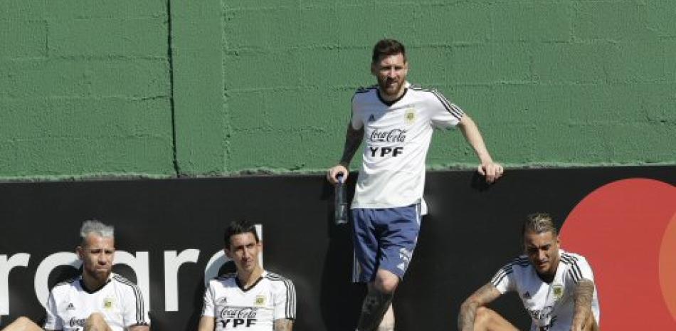 Lionel Messi figura junto a varios compañeros durante los entrenamientos de Argentina