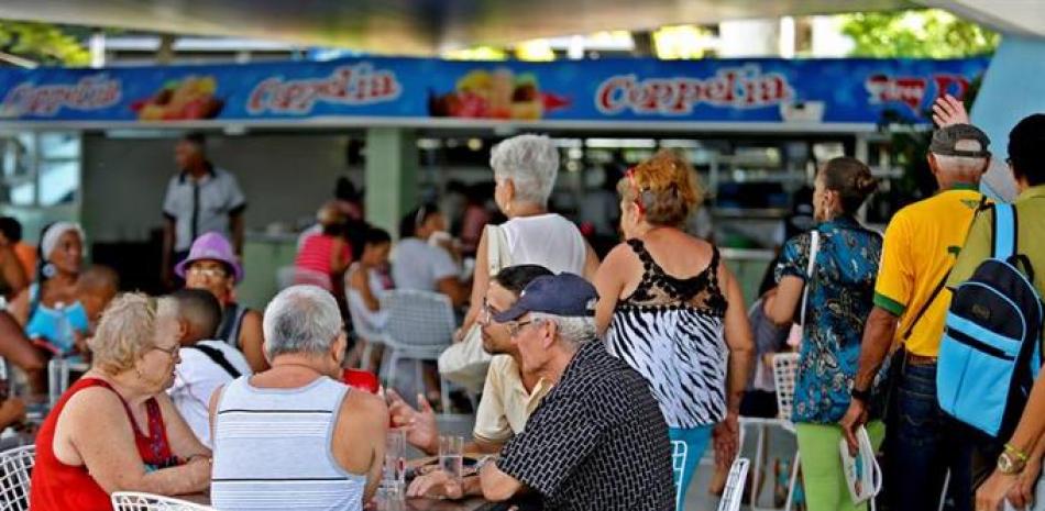 Personas hacen fila en la heladería Coppelia, que abrió sus puertas tras un proceso de restauración como parte de los festejos por el 500 aniversario de La Habana. EFE/Yander Zamora