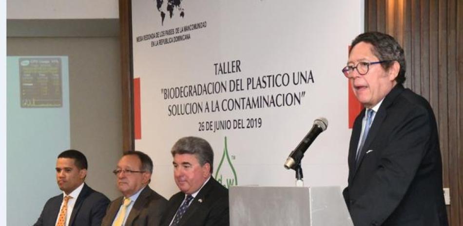 En el podium, Fernando González Nicolás, presidente de la Mesa Redonda de los Países de la Mancomunidad. A su lado, el ministro de Medio Ambiente, Ángel Estévez; el embajador británico, Chris Campbell, y el asesor del ministerio de Medio Ambiente, Raulin Zapata.