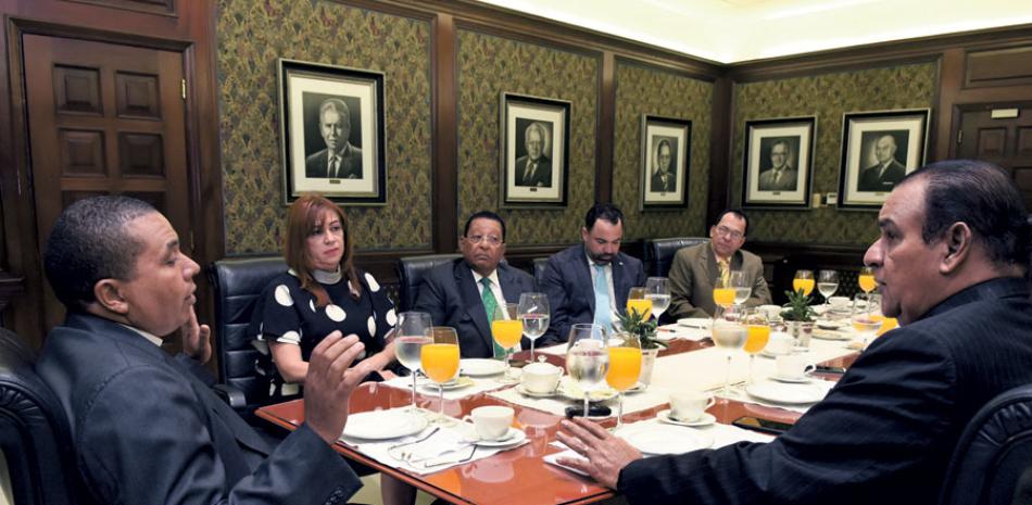 Los seibanos expusieron en el Desayuno del Listín a su director Miguel Franjul y los periodistas Florentino Durán y Wanda Méndez. JORGE CRUZ /LD
