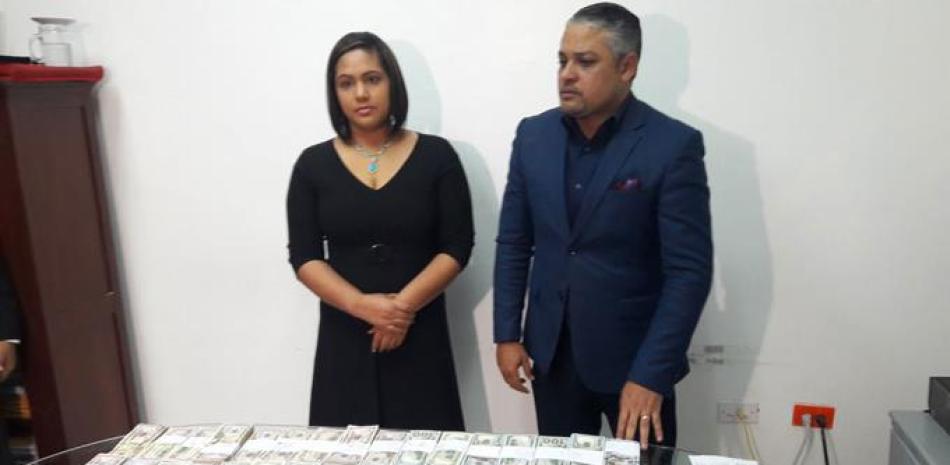La procuradora fiscal Reina Rodríguez, y Carlos Devers, vocero de la DNCD, presentaron ayer el dinero incautado.